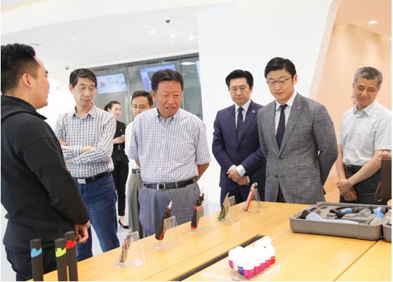 商务部运行司司长陈国凯一行到访三胞调研
